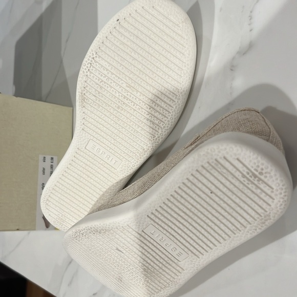 Esprit linen slip-on. Bought based on box size 6.5 wrong size. Shoe size is 7.5 - Picture 2 of 4